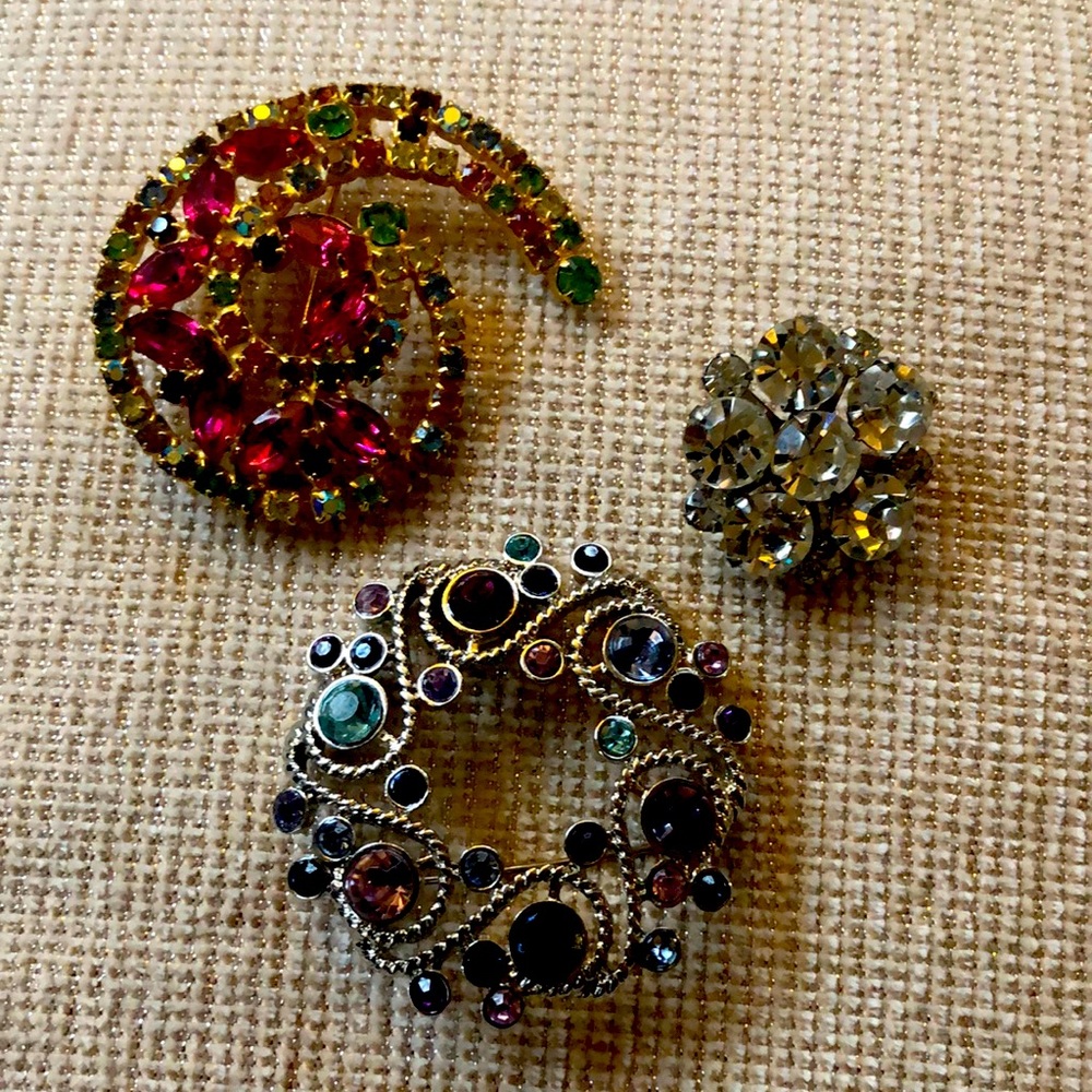 - brooch bundle